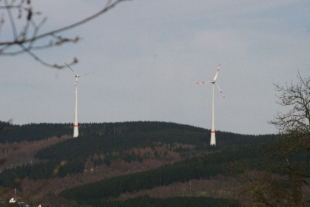 Zwei, der fünf Windenergieanlagen in Hilchenbach